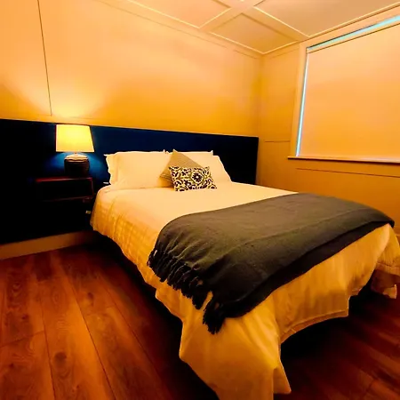 Canal View Lodge & Spa - Entire 3 Bed Lodge شقة لونغفورد