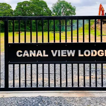 Canal View Lodge & Spa - Entire 3 Bed Lodge شقة لونغفورد