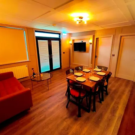 Canal View Lodge & Spa - Entire 3 Bed Lodge شقة