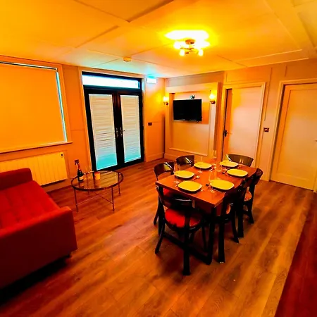 شقة Canal View Lodge & Spa - Entire 3 Bed Lodge *