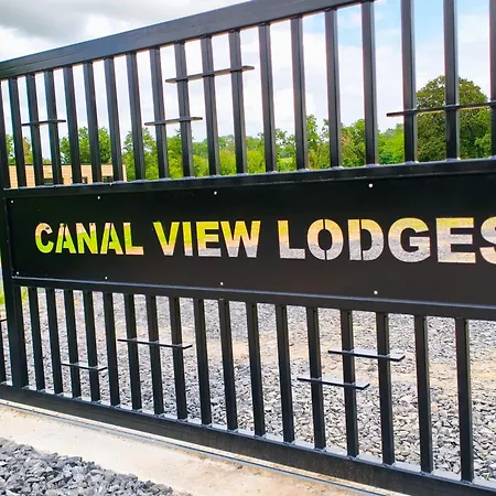 Canal View Lodge & Spa - Entire 3 Bed Lodge لونغفورد
