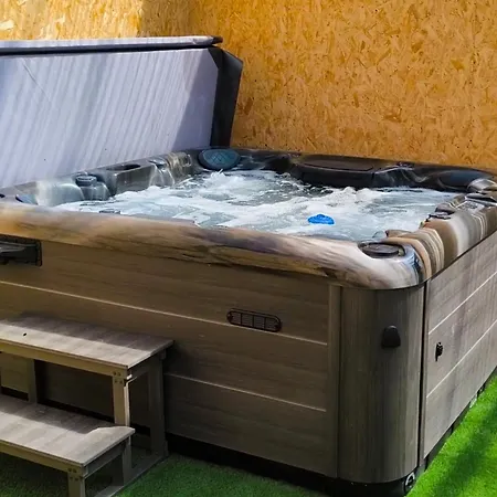 Canal View Lodge & Spa - Entire 3 Bed Lodge شقة