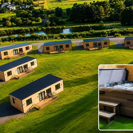 Canal View Lodge & Spa - Entire 3 Bed Lodge شقة لونغفورد